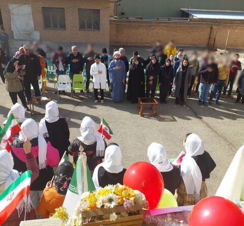 ساوجبلاغ | آغاز گرامیداشت برنامه‌های دهه فجر بهزیستی ساوجبلاغ با نواخته شدن زنگ انقلاب