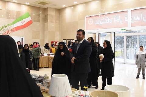 بازدید مدیرکل بهزیستی استان تهران از نمایشگاه دست‌سازه‌های کودکان شبه‌خانواده در شیرخوارگاه شبیر