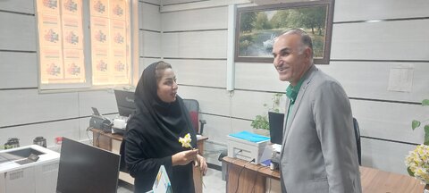 اهدای گل نرگس به کارکنان بهزیستی استان فارس به مناسبت نیمه شعبان