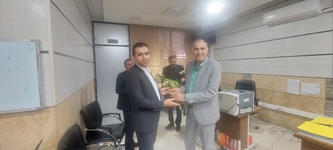اهدای گل نرگس به کارکنان بهزیستی استان فارس به مناسبت نیمه شعبان