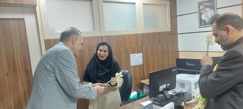 اهدای گل نرگس به کارکنان بهزیستی استان فارس به مناسبت نیمه شعبان