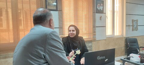 اهدای گل نرگس به کارکنان بهزیستی استان فارس به مناسبت نیمه شعبان