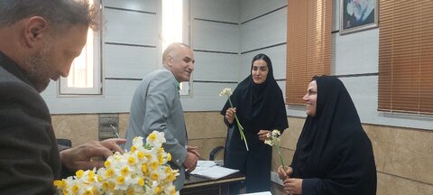 اهدای گل نرگس به کارکنان بهزیستی استان فارس به مناسبت نیمه شعبان