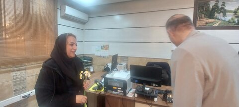 اهدای گل نرگس به کارکنان بهزیستی استان فارس به مناسبت نیمه شعبان