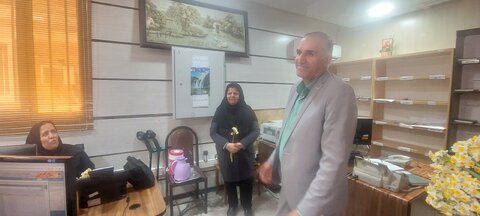 اهدای گل نرگس به کارکنان بهزیستی استان فارس به مناسبت نیمه شعبان