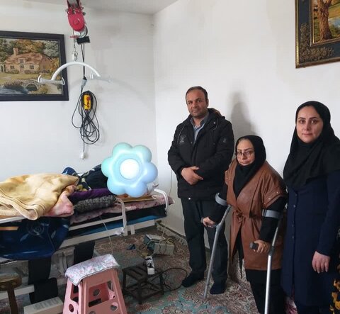 دلجویی از بیمار ضایعه نخاعی تحت پوشش بهزیستی رزن به مناسبت دهه مبارک فجر