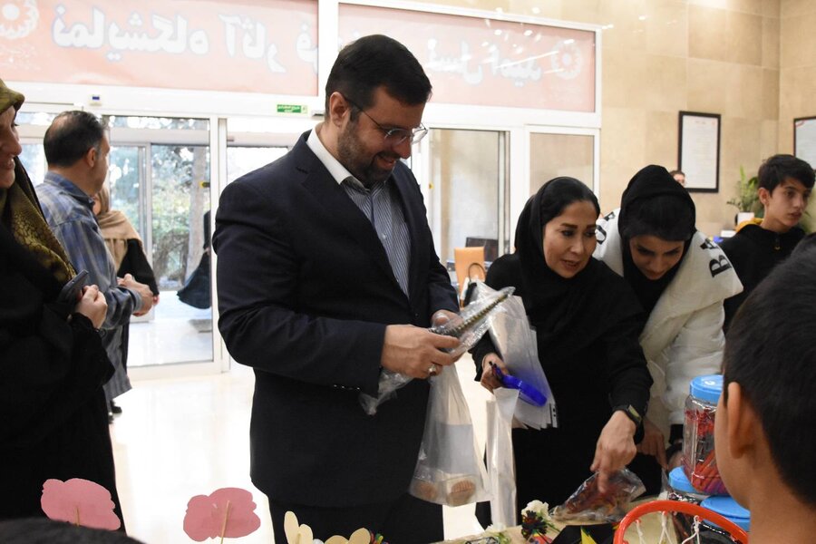 بازدید مدیرکل بهزیستی استان تهران از نمایشگاه دست‌سازه‌های کودکان شبه‌خانواده در شیرخوارگاه شبیر