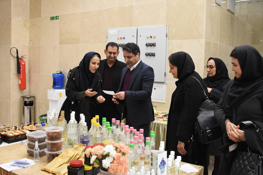 بازدید مدیرکل بهزیستی استان تهران از نمایشگاه دست‌سازه‌های کودکان شبه‌خانواده در شیرخوارگاه شبیر