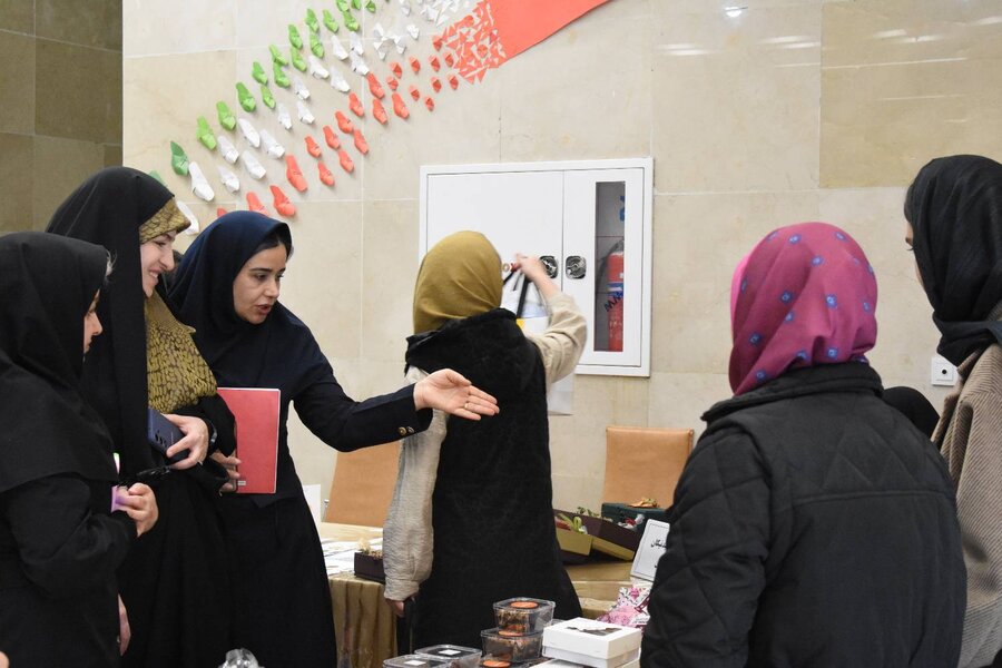 بازدید مدیرکل بهزیستی استان تهران از نمایشگاه دست‌سازه‌های کودکان شبه‌خانواده در شیرخوارگاه شبیر