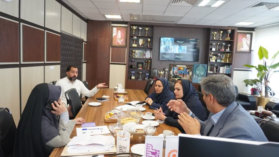 جلسه برنامه‌ریزی برای برگزاری پویش سلام محله با حضور قدسیه آب‌شناس