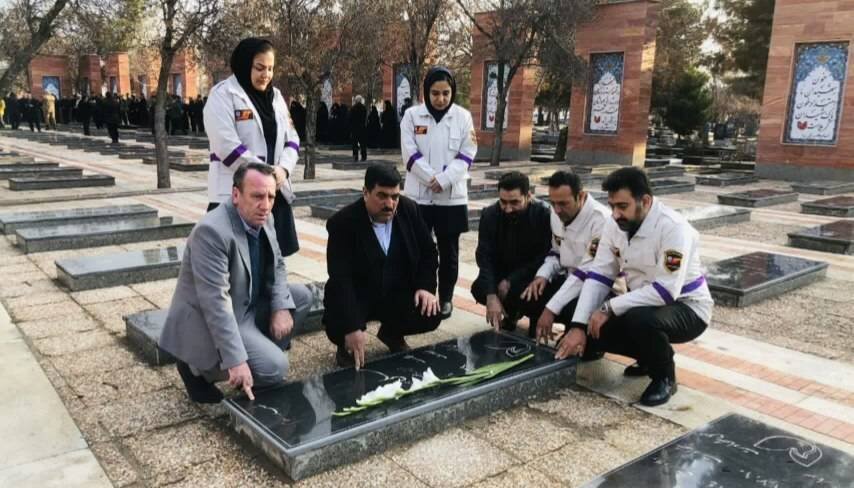 مراسم غبارروبی مزار شهدای شهرستان میاندوآب با حضور رییس و کارکنان اداره بهزیستی به مناسبت آغاز ایام‌الله دهه مبارک فجر