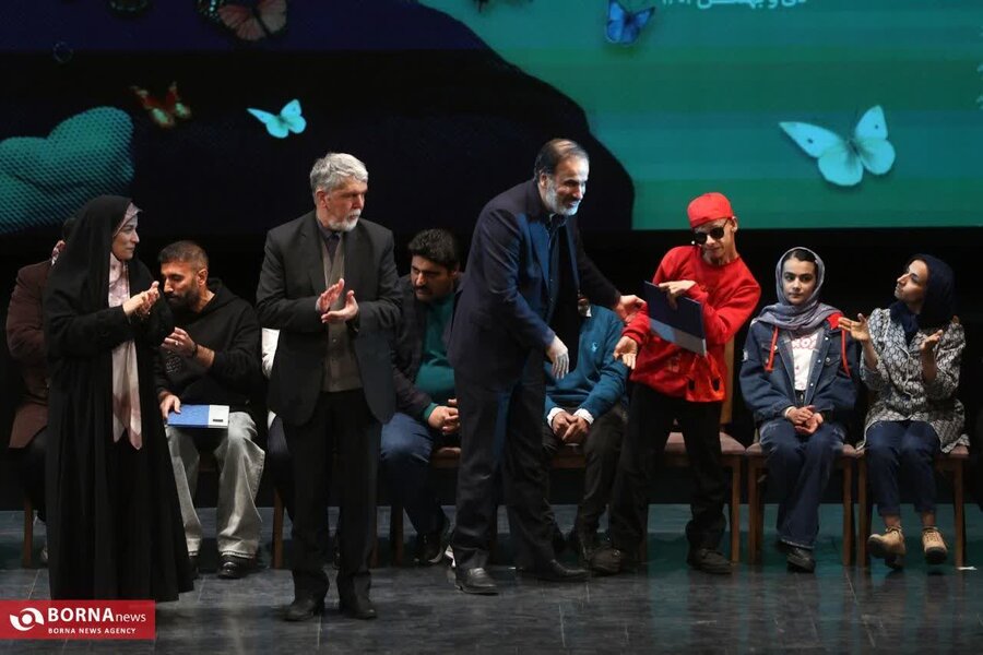 آیین پایانی چهل‌وچهارمین جشنواره تئاتر فجر، روز یکشنبه ۱۲ بهمن‌ماه با حضور هنرمندان و اهالی تئاتر کشور در تالار وحدت برگزار شد