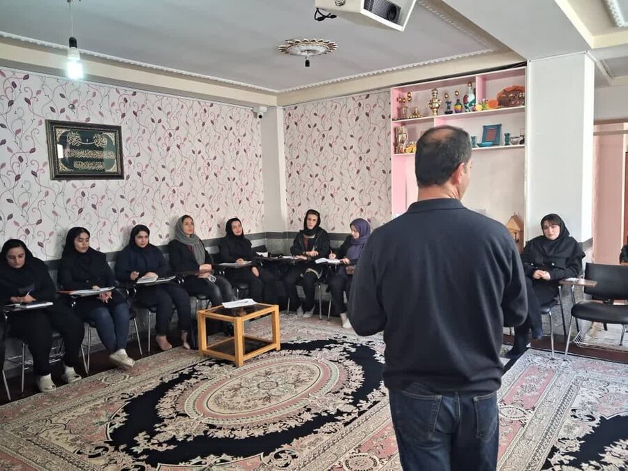 کارگاه آموزشی تسهیلگران طرح ارتقای توانمندسازی معلولین و سالمندان در سنندج برگزار شد 