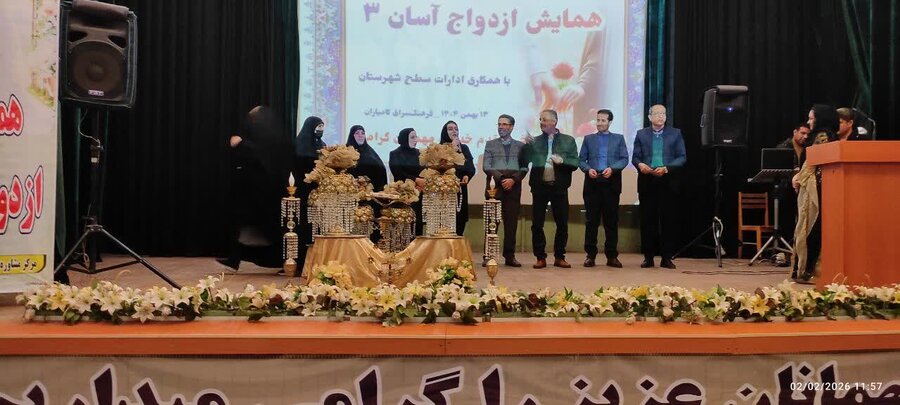 اهدای جهیزیه به دو زوج جوان تحت حمایت بهزیستی کامیاران