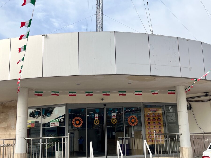 ملارد | آذین‌بندی ستاد اداره بهزیستی به مناسبت دهه مبارک فجر