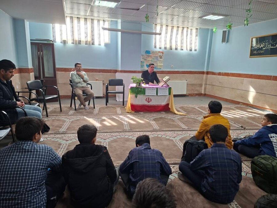 پردیس | برپایی میز خدمت اداره بهزیستی با حضور رئیس اداره بهزیستی به مناسبت آغاز مبارک دهه فجر 