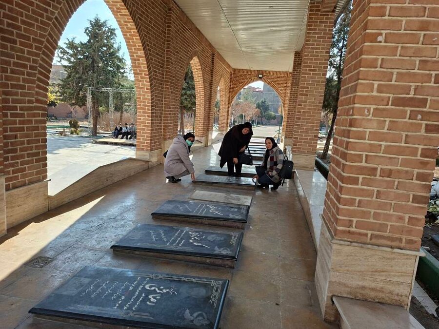 پردیس | غباروبی وعطرافشانی گلزار شهدای  بومهن 