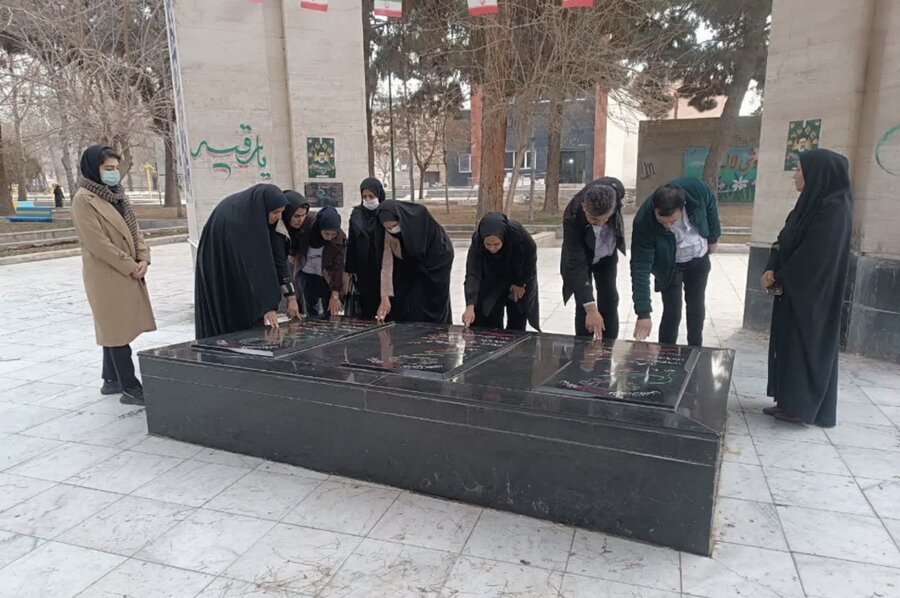 نظرآباد |در سومین روز از دهه مبارک فجر / آئین بزرگداشت مقام شهداء با حضور بر مزار مطهر شهدای گمنام شهرستان نظرآباد
