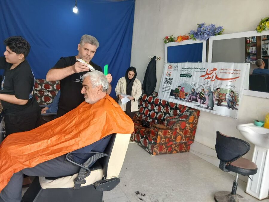 اصلاندوز|دیدار مسئول مرکز مثبت زندگی شهرستان اصلاندوز با آرایشگر خیر محله   در راستای پویش سلام محله