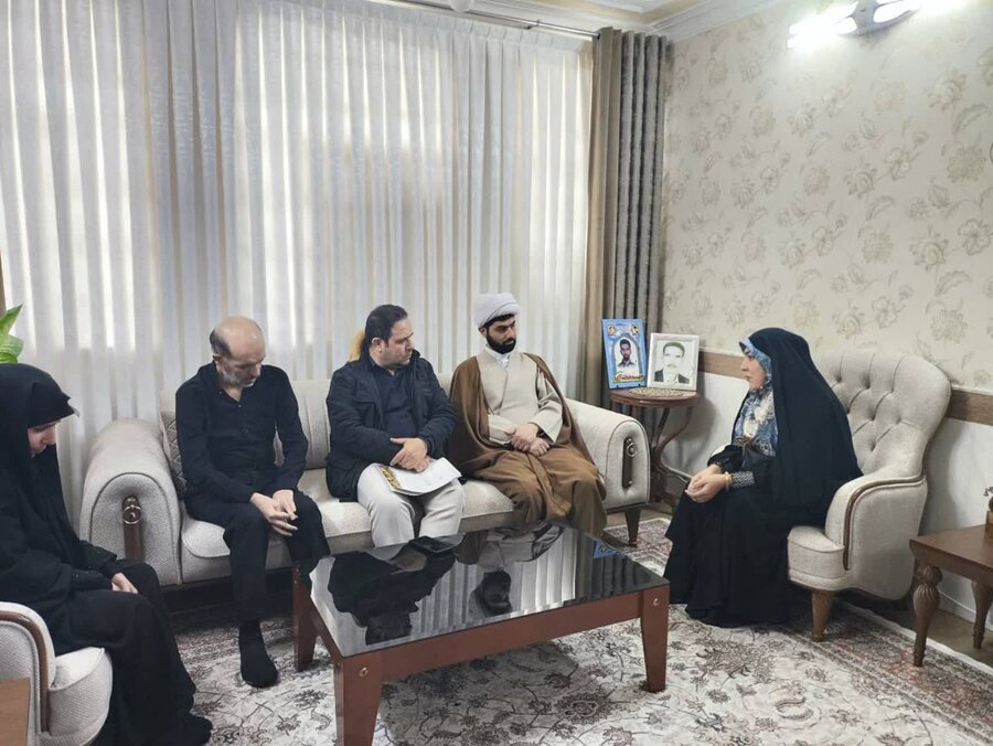 پاکدشت | دیدار رئیس بهزیستی شهرستان با خانواده شهید طاها عزیزی خواه 