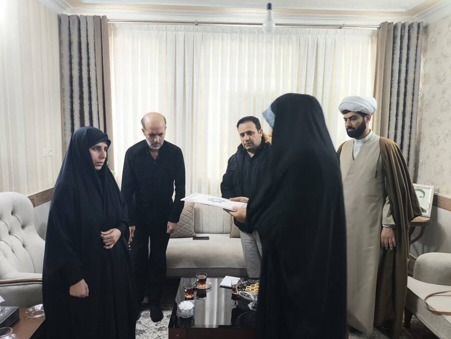 پاکدشت | دیدار رئیس بهزیستی شهرستان با خانواده شهید طاها عزیزی خواه 