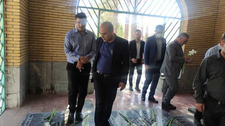 رباط کریم | غبارروبی و عطرافشانی مزار شهدا به‌مناسبت ایام‌الله دهه فجر انقلاب اسلامی