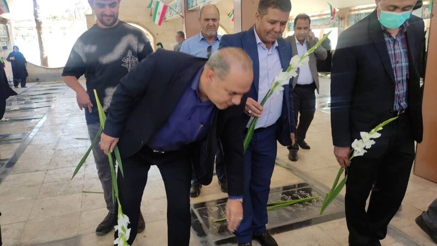 رباط کریم | غبارروبی و عطرافشانی مزار شهدا به‌مناسبت ایام‌الله دهه فجر انقلاب اسلامی