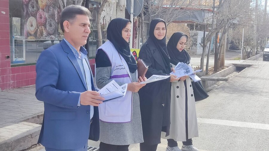 ارسنجان|برای آگاهی‌بخشی عمومی؛ بروشورهای «سلام محله» در مکان‌های پرتردد توزیع شد