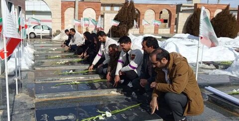 تجدید میثاق کارکنان بهزیستی و اورژانس اجتماعی چالدران با آرمان‌های امام خمینی( ره ) و شهدا در دهه فجر