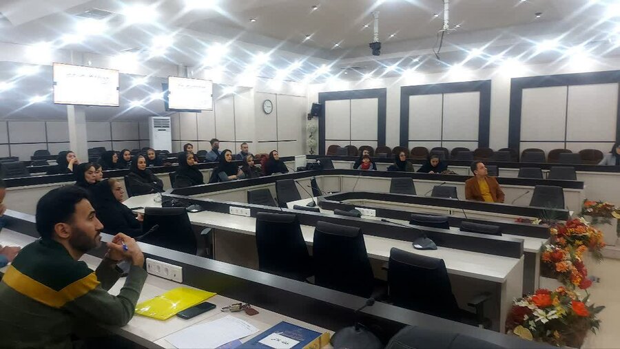 کارگاه آموزشی «پیشگیری از خودکشی» در بهزیستی سنندج برگزار شد
