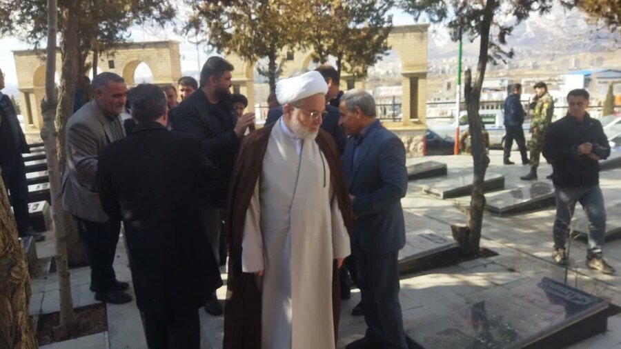 آیین غبارروبی و عطرافشانی مزار مطهر شهدا در سنندج برگزار شد