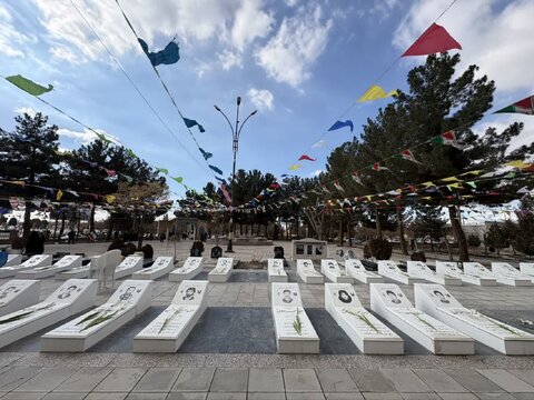 بمناسبت دهه مبارک فجر/ مراسم غبارروبی و گلباران گلزار شهداء ینگی امام  شهرستان ساوجبلاغ