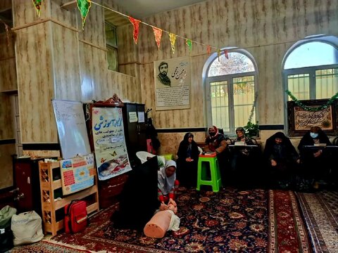 به مناسبت دهه مبارک فجر / برگزاری دوره آموزشی پیشگیری از معلولیتهای دوران سالمندی در شهرک طالقان