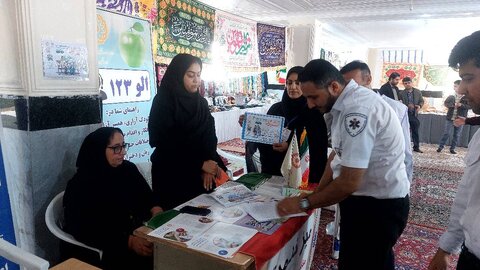 برپایی میز خدمت بهزیستی استان بوشهر به مناسبت دهه مبارک فجر با حضور مدیرکل و معاونین با شعار  «عدالت برای همه، آینده برای ایران»