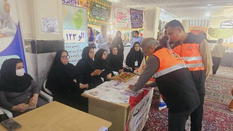 برپایی میز خدمت بهزیستی استان بوشهر به مناسبت دهه مبارک فجر با حضور مدیرکل و معاونین با شعار  «عدالت برای همه، آینده برای ایران»