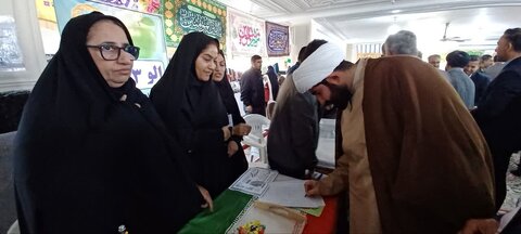 برپایی میز خدمت بهزیستی استان بوشهر به مناسبت دهه مبارک فجر با حضور مدیرکل و معاونین با شعار  «عدالت برای همه، آینده برای ایران»