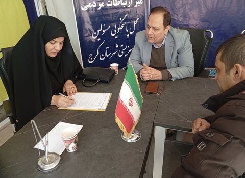 برپایی میز خدمت بهزیستی و پاسخگویی مستقیم مدیرکل بهزیستی البرز به نمازگزاران نماز جمعه در مصلّی امام خمینی(ره)