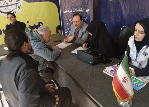 برپایی میز خدمت بهزیستی و پاسخگویی مستقیم مدیرکل بهزیستی البرز به نمازگزاران نماز جمعه در مصلّی امام خمینی(ره)