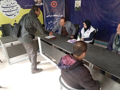 برپایی میز خدمت بهزیستی و پاسخگویی مستقیم مدیرکل بهزیستی البرز به نمازگزاران نماز جمعه در مصلّی امام خمینی(ره)