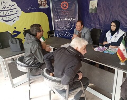 برپایی میز خدمت بهزیستی و پاسخگویی مستقیم مدیرکل بهزیستی البرز به نمازگزاران نماز جمعه در مصلّی امام خمینی(ره)