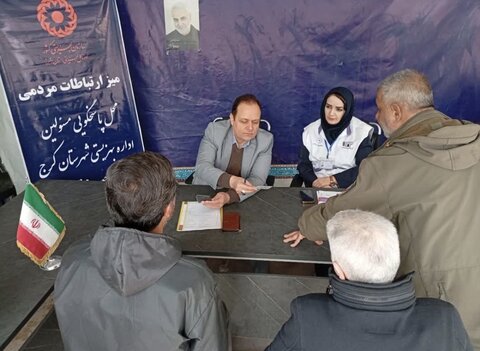 برپایی میز خدمت بهزیستی و پاسخگویی مستقیم مدیرکل بهزیستی البرز به نمازگزاران نماز جمعه در مصلّی امام خمینی(ره)