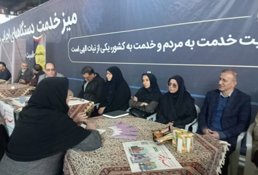 حضور مدیرکل بهزیستی استان اصفهان در میز خدمت نماز جمعه