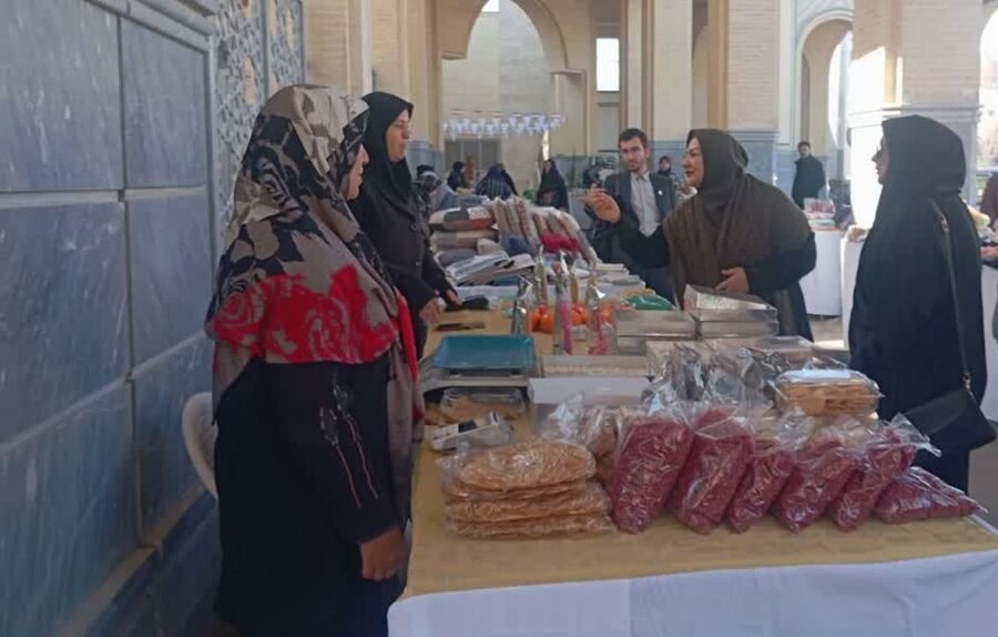 حضور مدیرکل بهزیستی استان اصفهان در میز خدمت نماز جمعه