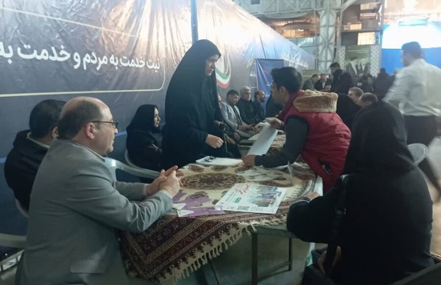 حضور مدیرکل بهزیستی استان اصفهان در میز خدمت نماز جمعه