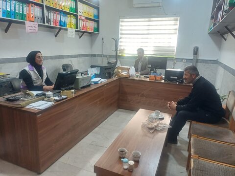 استقرار کارشناس اورژانس اجتماعی در شهرداری شهر نوکنده برای ثبت نام طرح پویش سلام محله