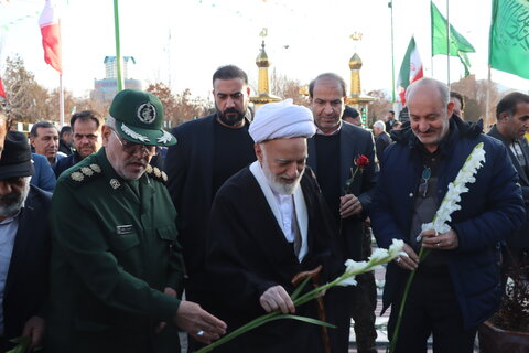 گزارش تصویری امراسم گلباران و عطرافشانی قبور مطهر شهدای شهرستان اراک