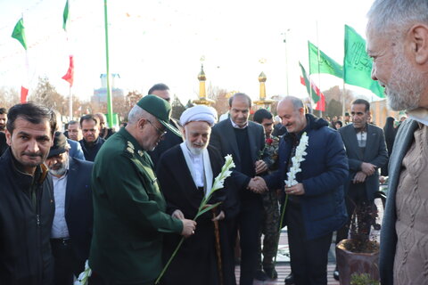 گزارش تصویری امراسم گلباران و عطرافشانی قبور مطهر شهدای شهرستان اراک