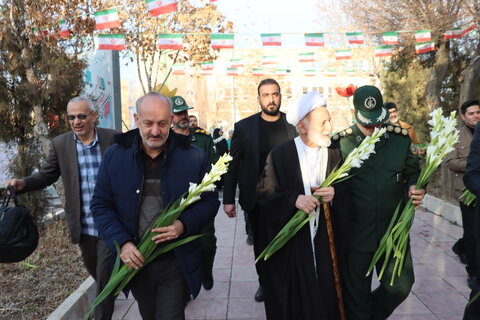 گزارش تصویری امراسم گلباران و عطرافشانی قبور مطهر شهدای شهرستان اراک