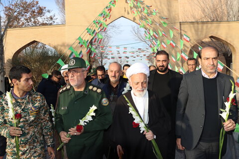 گزارش تصویری امراسم گلباران و عطرافشانی قبور مطهر شهدای شهرستان اراک