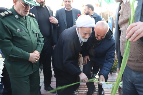 گزارش تصویری امراسم گلباران و عطرافشانی قبور مطهر شهدای شهرستان اراک